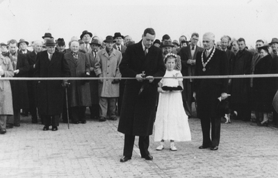 841742 Afbeelding van de feestelijke openstelling van de Weg No. 7 van Schoonhoven naar Lopik (later de M.A. ...